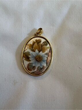 Source Unknown Gold-Tone Oval Floral Pendant with Blue and Yellow Flower